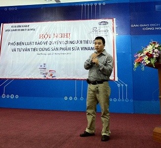 Ông Nguyễn Trung Quân – Trưởng vùng bán hàng Duyên Hải 1 - Vinamilk chia sẻ với người tiêu dùng tại Hải Phòng