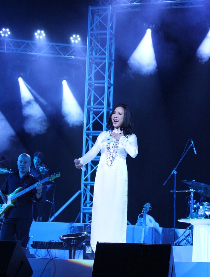 Trong tà áo dài trắng tinh khôi đầy nữ tính, Mỹ Linh mở màn đêm nhạc một cách đằm thắm, dịu dàng.
