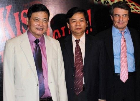 Từ trái sang: Nhà báo Nguyễn Công Khế; ông Phạm Trung Cang, phó chủ tịch hội đồng quản trị ngân hàng Eximbank; và ông Jean-Marcel Guillon, tổng giám đốc Bệnh viện FV