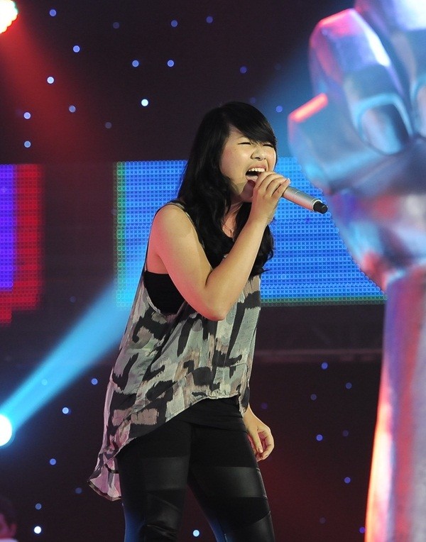 Khánh Linh cũng chính là thí sinh nhỏ tuổi nhất của cuộc thi Sao Mai Điểm Hẹn năm 2010 khi lọt vào top 8 của cuộc thi