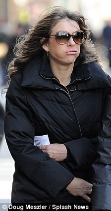 Giữa các cảnh quay, Elizabeth Hurley phải mặc thêm một chiếc áo phao để chống lại cái rét tê tái. Tuy nhiên, lần mà nữ diễn viên 46 cảm thấy lạnh cóng nhất phải kể tới shoot hình tại Toronto hồi tháng 1.
