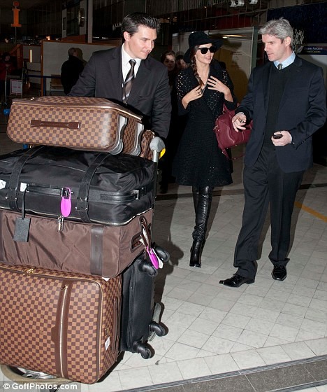 Người đẹp được hộ tống bởi hai nhân viên sân bay bởi cô có tới 5 chiếc vali to trang phục, phụ kiện và đồ dùng trong chuyến bay tới Pháp. Cô tỏ ra rất than thiện với các nhân viên sân bay.