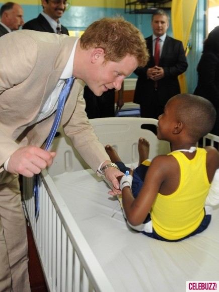 Hoàng tử Harry của nước Anh đã có chuyến thăm tới bệnh viện Bustamente tại Jamaica vào ngày hôm qua. Anh ân cần hỏi thăm một cậu bé đang nằm ở đây.