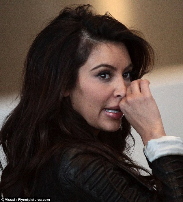 Kim Kardashian đã gây sốc khi xuất hiện tại sân bay Charles De Gaulle với khuôn mặt hầu như không son phấn. Thêm nữa, mái tóc của cô không được chải chuốt như mọi khi và để lộ một khoảng hói trắng trên đầu. Có lẽ việc lạm dụng các hóa chất cho tóc đã khiến cho tóc của cô Kim siêu vòng ba cũng giống như nhiều kiểu nữ khác đã bị rụng rất nhiều.
