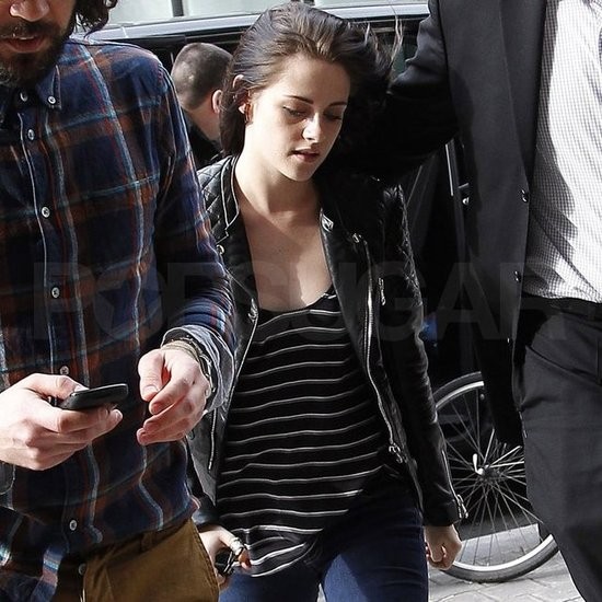 Kristen Stewart được hộ tống bởi hai người đàn ông. Trong những ngày ở Paris, cô là khách mời của khá nhiều các hãng thời trang. Có phải vì thế mà trông cô có vẻ hơi mệt mỏi?