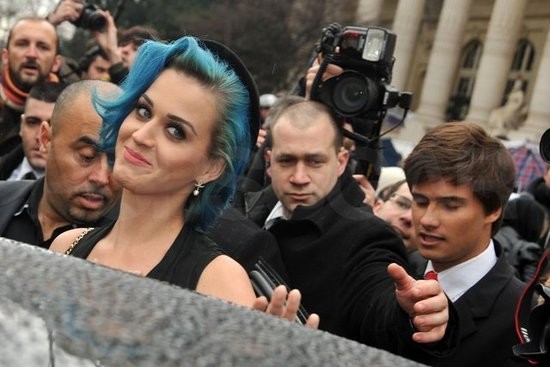 "Tắc kè hoa" Katy Perry rõ ràng luôn có sức hút mãnh liệt với giới truyền thông. Phải có vệ sĩ đi theo để hộ tống và giúp cô thoát khỏi vòng vây báo chí.
