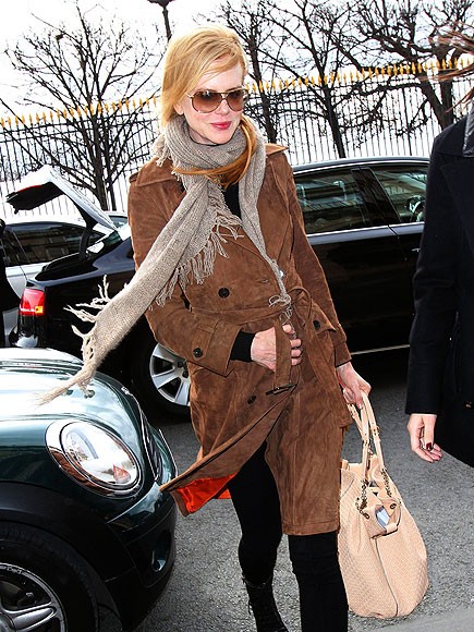 Không ngoài cuộc, thiên nga xinh đẹp của nước Úc - Nicole Kidman cũng đã có mặt tại Paris để tham dự các show thời trang với tư cách khách mới. Cô trông style với một chiếc áo khoác dài đẹp và chiếc túi màu be.