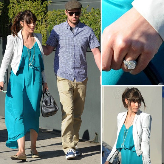 Cặp đôi Jessica Biel và Justin Timberlake vừa bị bắt gặp trên đường phố Los Angeles. Đặc biệt trên tay Jessica lấp lánh một chiếc nhẫn tuyệt đẹp. Đây hẳn là chiếc nhẫn đính hôn của hai người.