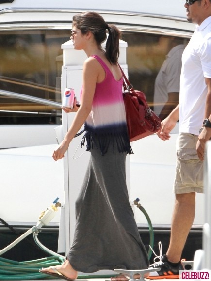 Cặp đôi Selena Gomez - Justin Bieber đi câu cá cùng bạn diễn của Selena trong Spring Breakers, Ashley Benson và bạn trai Ryan Good.