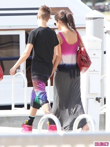 Selena Gomez và Justin Bieber mặc cùng tông trang phục và rất tình tứ bên nhau.