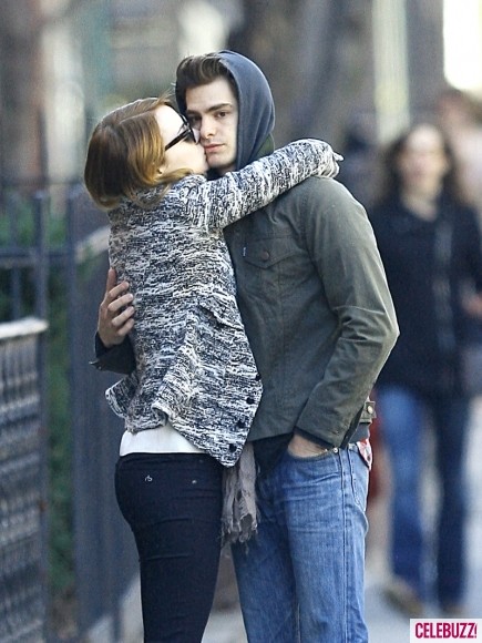 Ngôi sao mới của The Help - Emma Stone bị bắt gặp đang hôn say đắm bạn trai Andrew Garfield Pack trên đường phố New York. Hai người bị đồn hẹn hò sau khi đóng chung bộ phim The Amazing Spider-Man. Emma và Andrew đã giành rất nhiều thời gian bên nhau trong ngày thứ hai vừa qua.