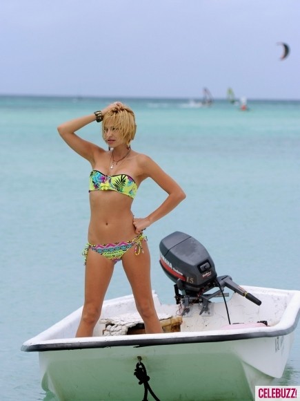 Quán quân của American’s Next Top Model - người mẫu Lisa D’Amato đã có những shoot hình cực kỳ gợi cảm và bốc lửa trong trang phục bikini tại Aruba