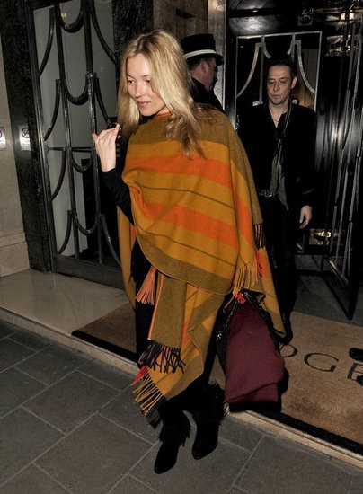 Kate Moss và chồng cô Jamie Hince vừa bị bắt gặp khi rời một khách sạn tại London tối qua và tới tham dự một sự kiện tại Notting Hill Arts Club. Siêu mẫu diện một chiếc khăn choàng to nổi bật.