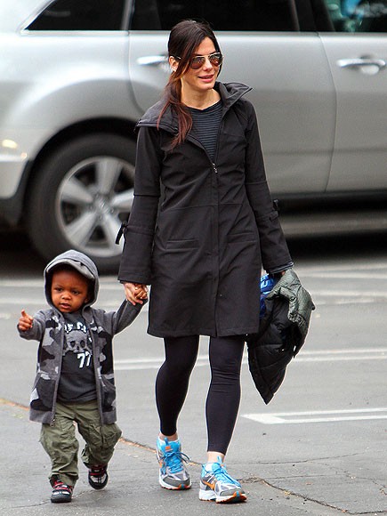 Ngôi sao xinh đẹp Sandra Bullock đang đưa cậu con trai 2 tuổi, Louis tới trường. Trông hai mẹ con rất thoải mái và vui vẻ. Cậu bé Louis chỉ những thứ xung quanh cho mẹ xem.