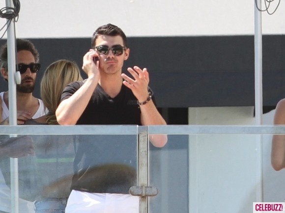 Hình ảnh của chàng ca sĩ 22 tuổi Joe Jonas tại Miami khiến mọi người nghĩ tới các cô gái trong bộ phim Spring Breakers đang được quay với những hình ảnh nổi loạn và mát mẻ của các cô nàng Vanessa Hudgens, Selena Gomez và Ashley Benson
