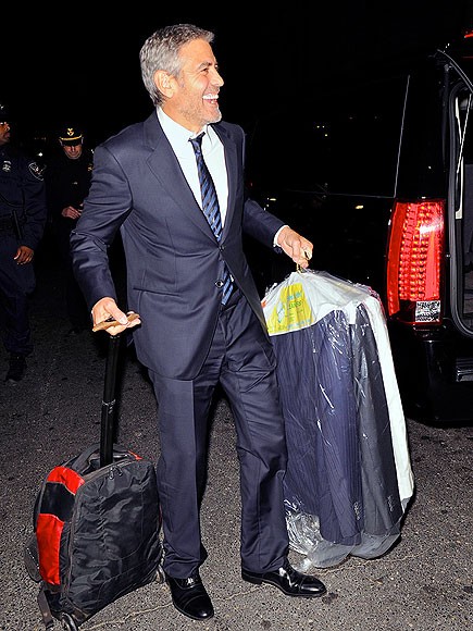 George Clooney có vẻ rất hứng khởi với hành lý và túi đồ đã được giặt khô tại Washington, D.C. để tham gia một chương trình hoạt động xã hội diễn ra tại đây.