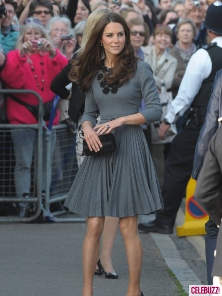Công nương nước Anh - Kate Middleton vừa có chuyến thăm Dulwich Picture Gallery tại London cùng thái tử Charles và vợ Camilla vào ngày thứ 3. Cô mặc một chiếc váy màu ghi nhẹ nhàng nhưng cực kỳ xinh đẹp.