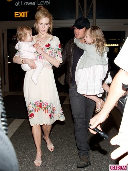 Thiên nga nước Úc - Nicole Kidman xuất hiện tại sân bay LAX cùng chồng Kieth Urban và hai cô con gái nhỏ Sunday Rose, Faith Margaret để lên đường về quê hương. Nicole bế bé Faith 14 tháng tuổi và Kieth bế Sunday 3 tuổi.