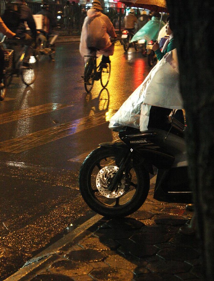 Đây là điểm sang đường dành cho người đi bộ và người khuyết tật cách đoạn giao nhau giữa phố Phan Văn Trường và đường Xuân Thủy chừng 20m. Một cô gái điều khiển xe máy đứng trên vỉa hè đã khá lâu để chờ sang đường bên kia bằng lối dành cho người khuyết tật.