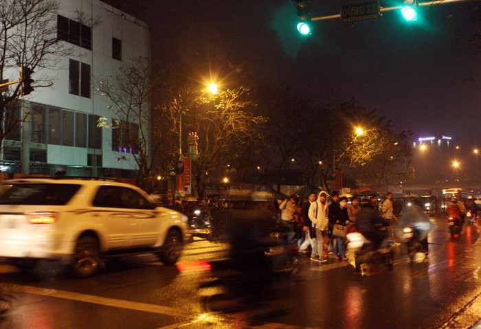 Kể cả khi chưa có đèn tín hiệu báo dừng xe dành cho người đi bộ qua đường.