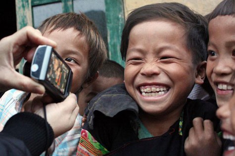 Nụ cười rạng ngời của những em nhỏ bản Đá Đỏ (Kim Bon-Phù Yên-Sơn La). Ảnh: Giàng A Cối