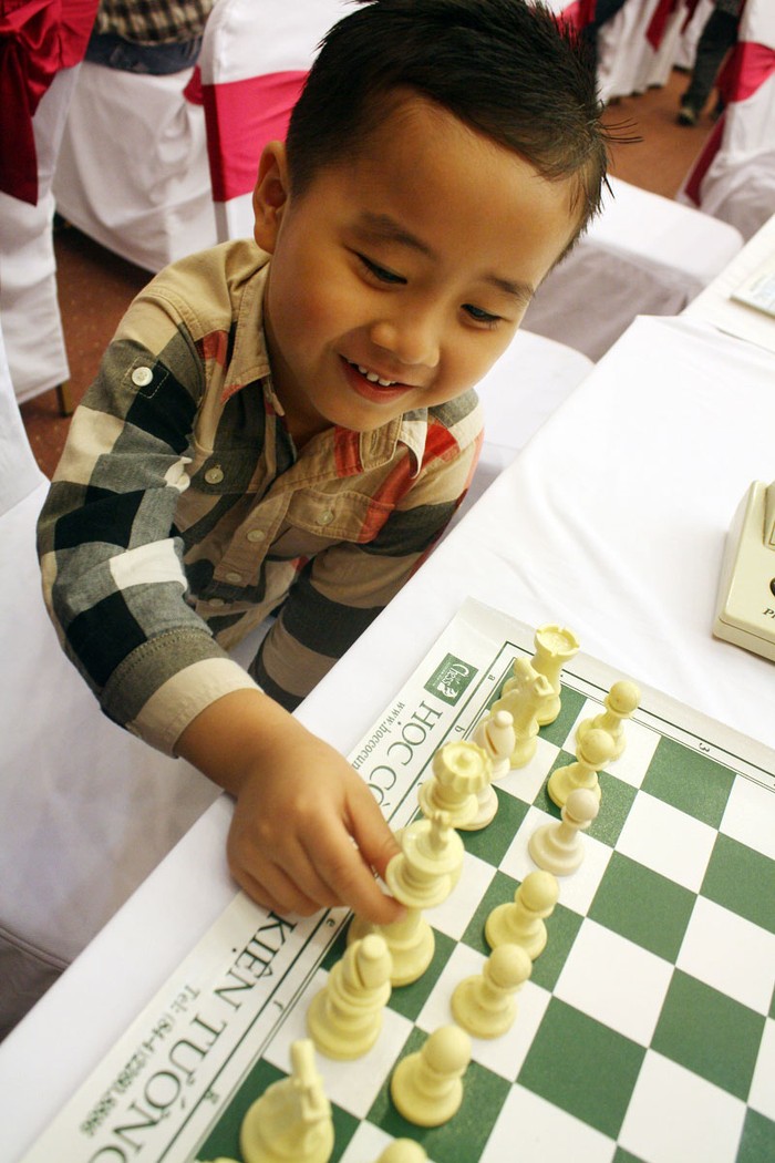 Bé Nhật Minh, 5 tuổi, háo hức khi lần đầu tiên được mẹ đưa đi tham gia giải đấu.