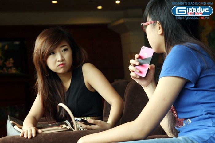 Các nữ sinh trao đổi trước giờ đến trụ sở công ty Elite Việt Nam tại Hà Nội.