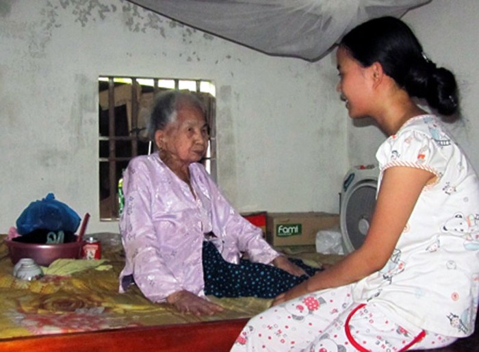 Ngoài thời gian học ra, Ngọc còn chăm sóc cố Nguyễn Thị Lúc (93 tuổi).