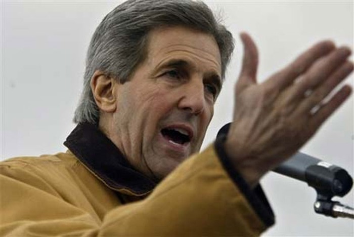 John Kerry từng bị đại học Harvard từ chối năm 1962, ông buộc phải vào đại học Yale. Sau khi tốt nghiệp bằng cử nhân nghệ thuật, Kerry gia nhập Hải quân Mỹ và tình nguyện phục vụ tại Việt Nam từ 1968-1969. >>> NHỮNG HOTGIRL TỪNG THI ĐỖ THỦ KHOA ĐẠI HỌC