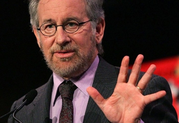 Steven Allan Spielberg sinh ngày 18/12/1946 tại thành phố Cincinnati, tiểu bang Ohio, Mỹ. Ông là một đạo diễn, nhà sản xuất phim đã giành được 3 giải Oscar và đạt doanh thu cao nhất mọi thời đại (ước tính khoảng 3 tỷ USD). Spielberg được Tạp chí Time bầu chọn ông là một trong 100 nhân vật vĩ đại nhất thế kỉ 20. >>> NHỮNG HOTGIRL TỪNG THI ĐỖ THỦ KHOA ĐẠI HỌC