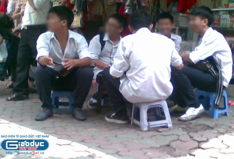 Các đấng nam nhi mặc đồng phục Trường THPT Việt Đức (Hà Nội) thản nhiên ngồi hút thuốc và chửi tục mà không hề ngại ngùng. Ảnh: XT