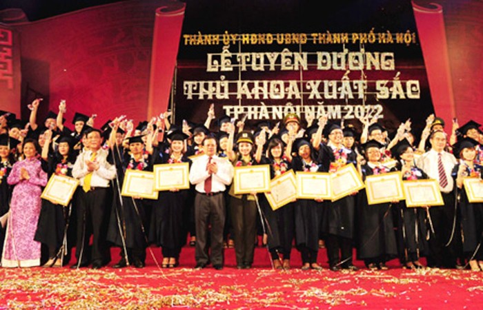 406 thủ khoa năm 2012 đã được TP Hà Nội tuyên dương tại Văn Miếu - Quốc Tử Giám ngày 26/8. Ảnh: KTĐT