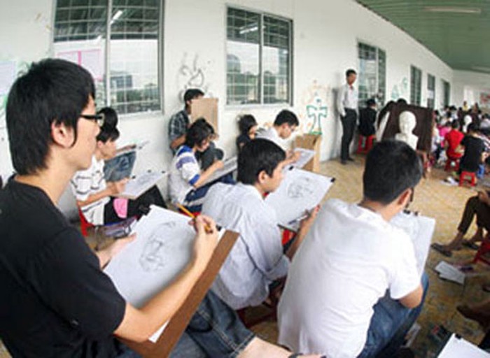 Thí sinh dự thi năng khiếu vào ĐH Kiến trúc TP Hồ Chí Minh. Ảnh: Thanh Niên