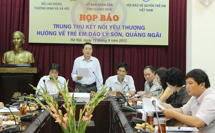 Ông Đỗ Đức Ngọ, Phó Chủ tịch Thường trực Hội Bảo vệ quyền trẻ em Việt Nam giới thiệu về chương trình. Ảnh: Giàng A Cối