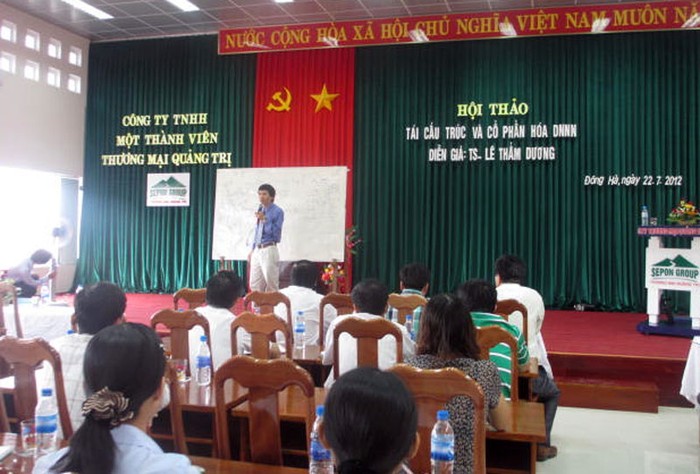 TS Lê Thẩm Dương trình bày nội dung Tái cấu trúc và Cổ phần hóa doanh nghiệp nhà nước.