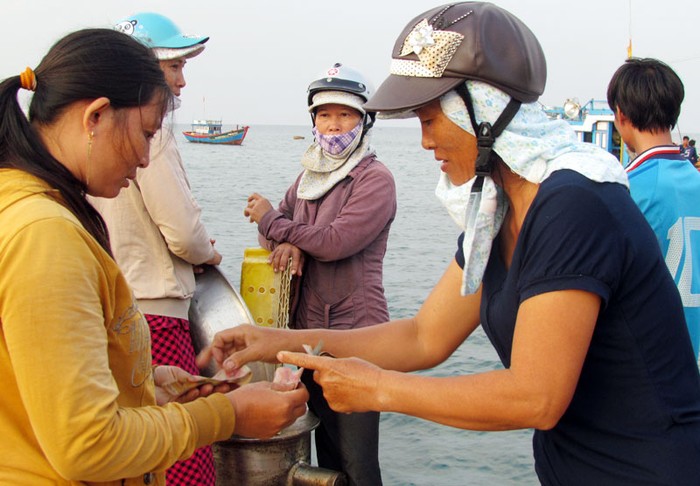 Sau khi chọn cá xong, người dân ở đây có thể trả tiền ngay hoặc trả sau cho chủ thuyền.