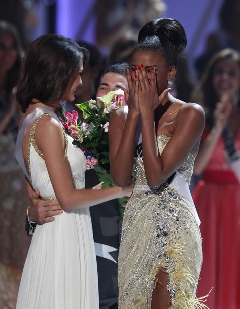 Hoa hậu Angola, Leila Lopes đã không kìm được xúc động khi được xướng tên Hoa hậu Hoàn vũ 2011