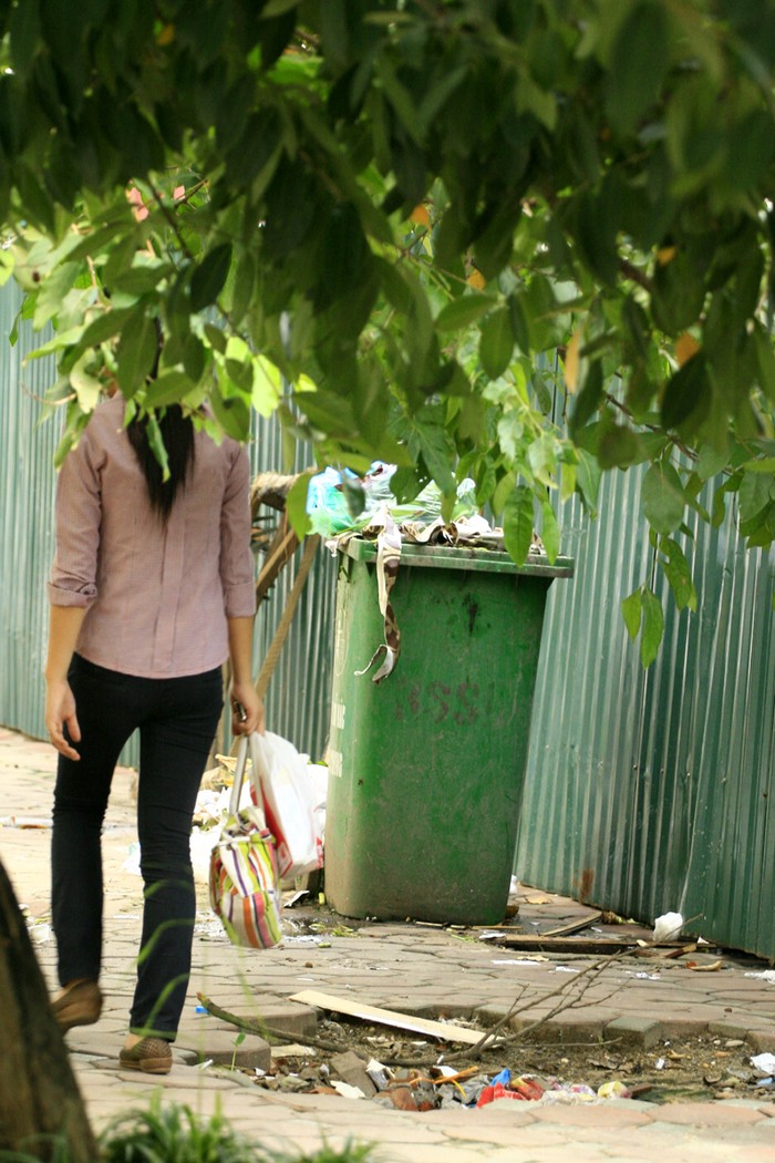 Vìa hè đi lại ở đoạn Nguyễn Phong Sắc kéo dài nhếch nhác và đầy rác rến bẩn thỉu