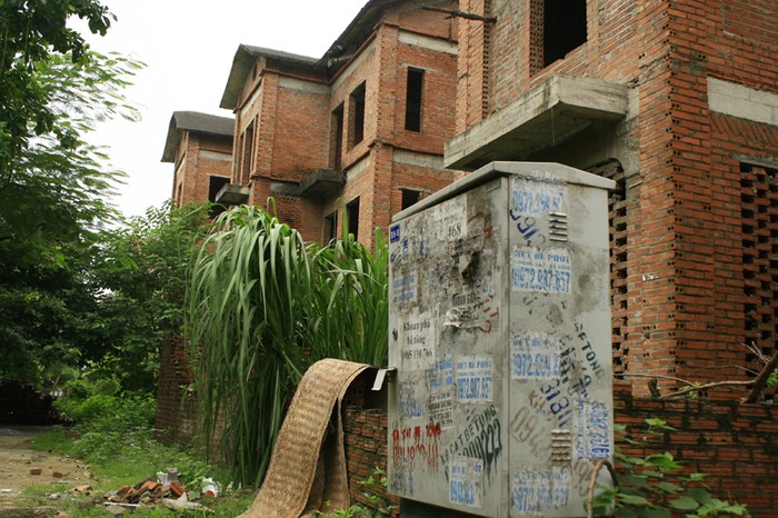 Trong khi đó, bên cạnh nạn nhà siêu mỏng, Hà Nội còn có các khu biệt thự... bỏ hoang không người ở