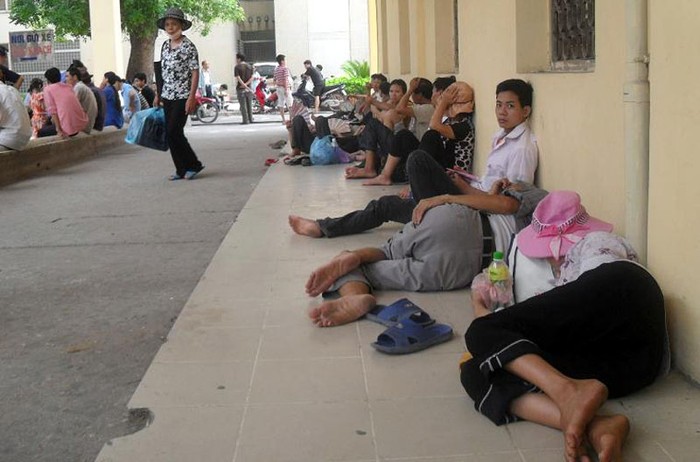 Do quá đông người khám chữa bệnh nên cảnh bệnh nhân phải nằm ngồi vạ vật dọc hành lang chờ đến lượt khám bệnh như này là cảnh thường ngày ở bệnh viện Bạch Mai.