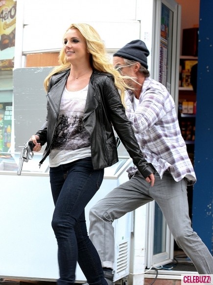 Để diễn cảnh đi ăn cướp thực thụ, Britney Spears phải mất khá nhiều thời gian làm quen