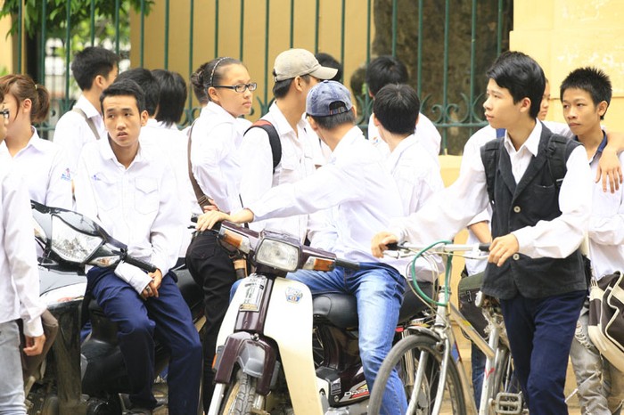 Theo ghi nhận của nhóm PV , không khó nhận ra cảnh học sinh tại một số trường THCS, THPT trên địa bàn TP. Hà Nội vẫn đi xe máy đến trường.