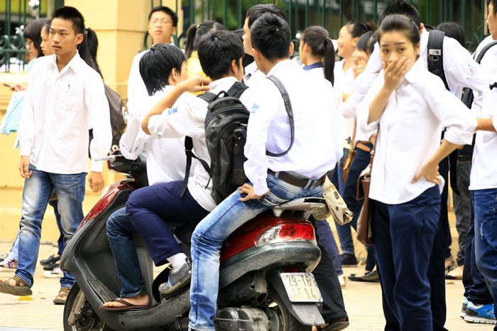 Tình trạng kẹp ba, đi xe không bằng lái của học sinh Hà Thành khiến nhiều người phải đặt câu hỏi liệu các bậc phụ huynh có gián tiếp tiếp tay cho các con mình hay không?