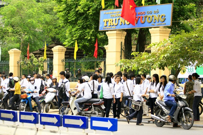 Không khó để nhận ra cảnh học trò đi xe gắn máy và thản nhiên trêu đùa nhau tại cổng nhiều trường THPT trên địa bàn thành phố Hà Nội sau khi tan học