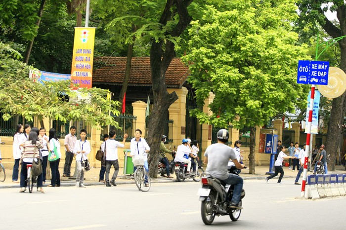 Những cảnh học sinh trêu ghẹo nhau giữa đường như thế này không hiếm ở Hà Nội