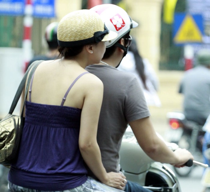 Ăn mặc mát mẻ quá mức là những gì người đi đường dễ nhận ra với nhiều cô gái trẻ Hà Thành