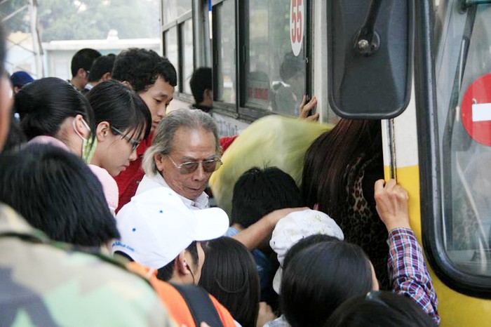 Tình cảnh hỗn loạn khi đi xe bus là những gì thường thấy ở Hà Nội