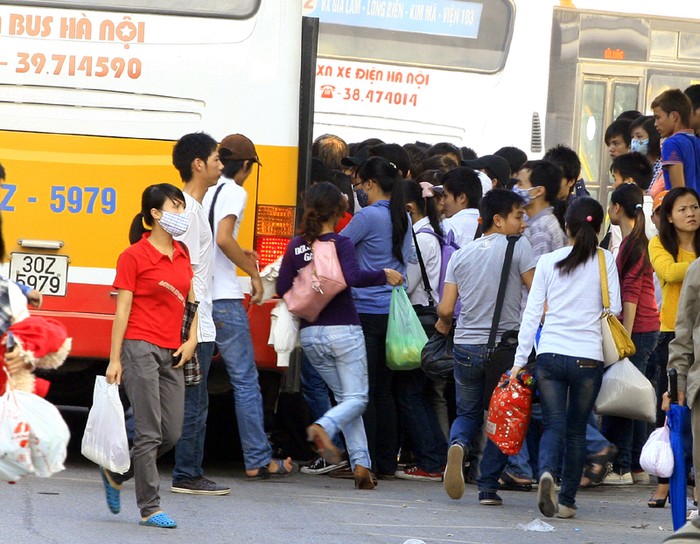 Đa phần khách đi xe bus ở Hà Nội là sinh viên nên tình trạng chen lấn xô đẩy như thế này đã quá quen thuộc