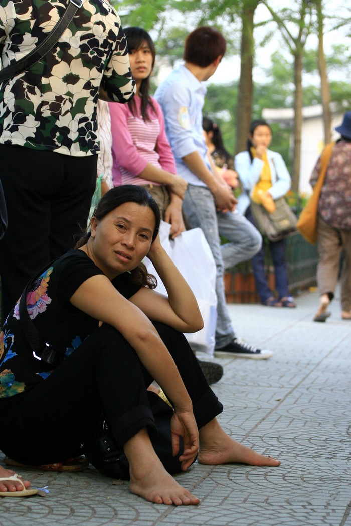 Nhiều người sẵn sàng ngồi bệt xuống đất như thế này vì vào giờ cao điểm nhiều bên xe trong nội thành Hà Nội chẳng còn chỗ để ngồi