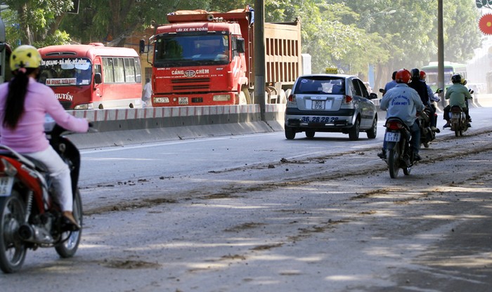 Và đây là... 'thành quả' của những chiếc xe tải chở đất cát trên đường Phạm Văn Đồng "tặng" cho người đi đường